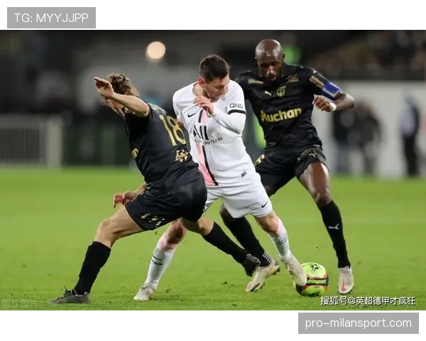 朗斯边路配合战术：托万与圣马克西曼的肋部渗透